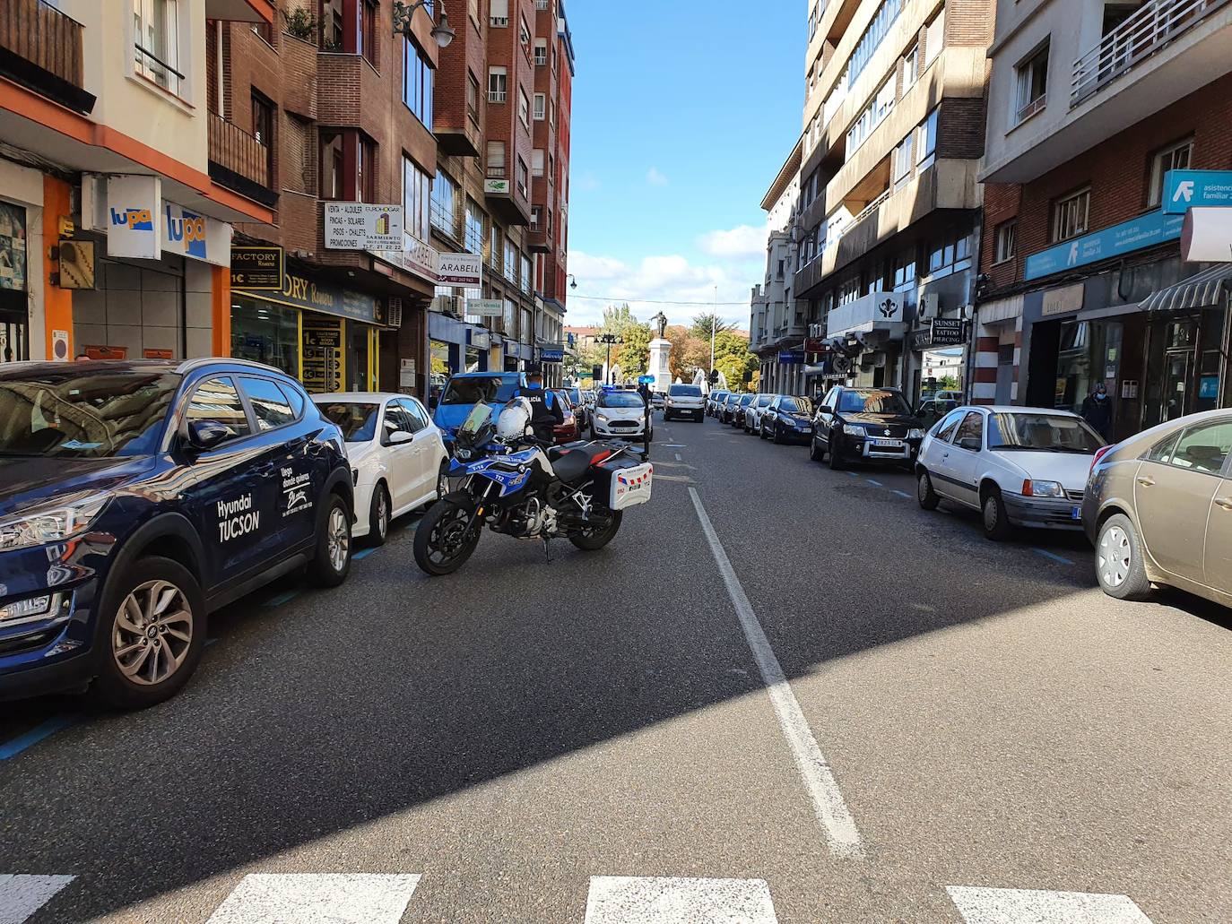 El suceso ha tenido lugar este martes, 13 de octubre, sobre la 13.00 horas, cuando un vehículo ha colisionado contra la moto provocando la caída del motorista