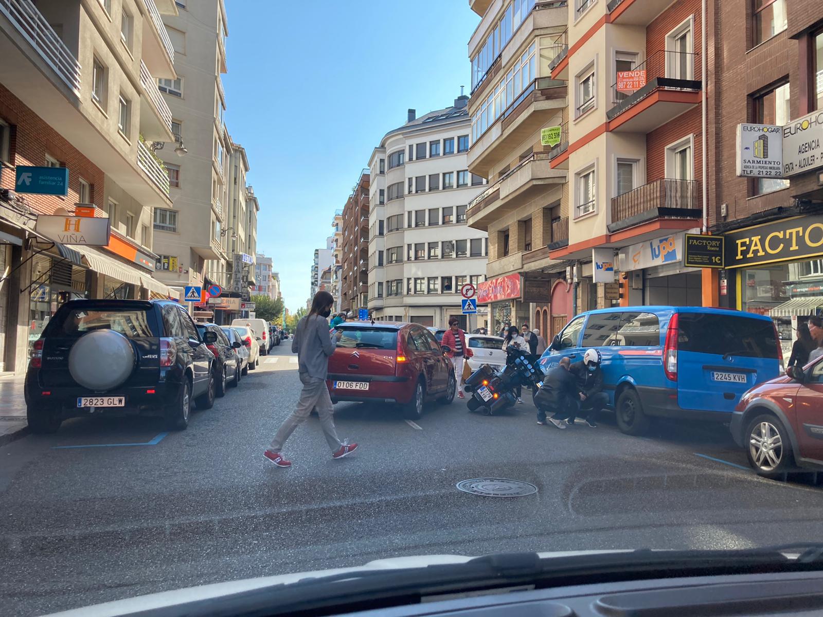 El suceso ha tenido lugar este martes, 13 de octubre, sobre la 13.00 horas, cuando un vehículo ha colisionado contra la moto provocando la caída del motorista