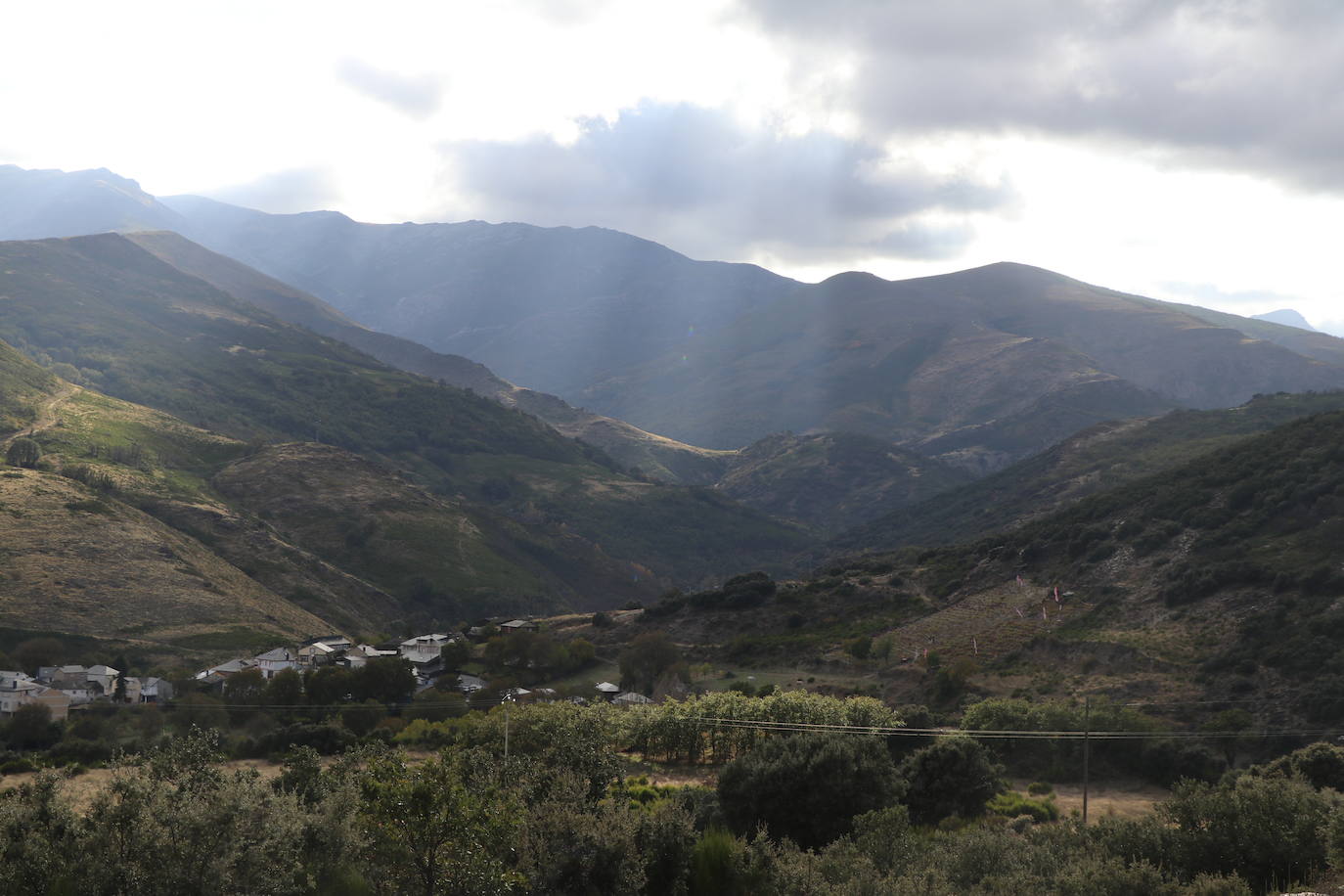 Esta zona de la provincia de León todavía recuerda cómo las llamas acabaron con más de 10.000 hectáreas.