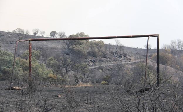 Galería. Una portería devorada por las llamas durante el incendio de La Cabrera.