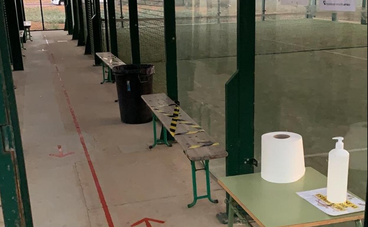 Equipos de limpieza en las pistas de padel. 