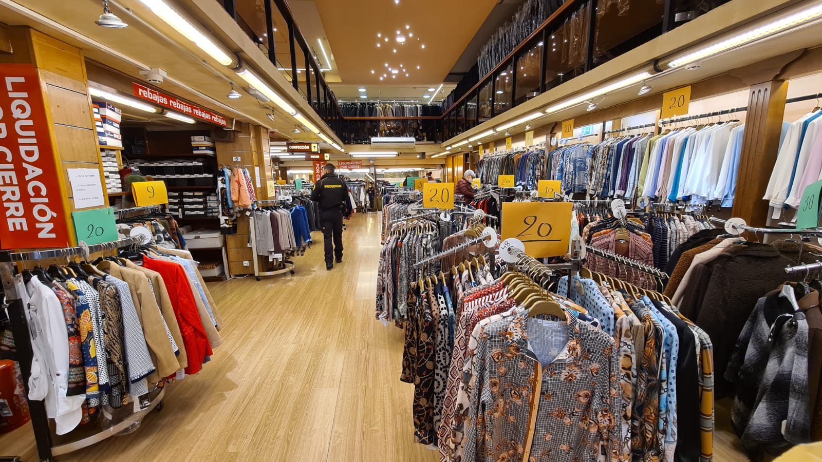 La firma Uría, un clásico del comercio leonés ubicado en Ordoño II, ha iniciado este jueves la liquidación de todo su stock de cara a un inminente cierre. Su adiós deja ver la situación que vive en la actualidad el sector.