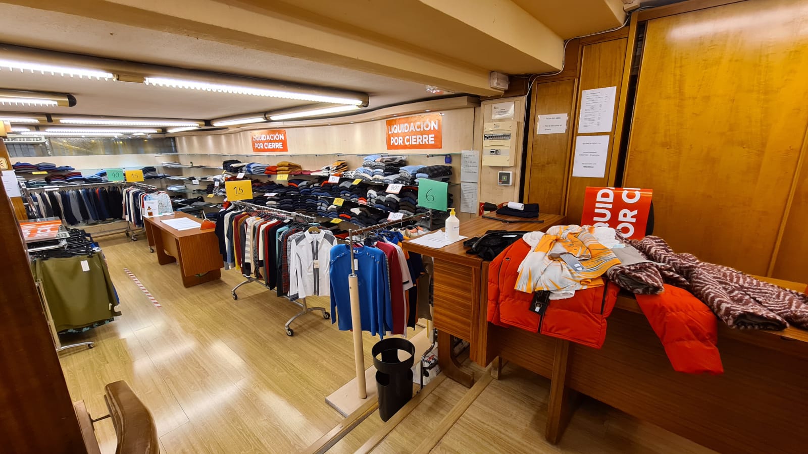 La firma Uría, un clásico del comercio leonés ubicado en Ordoño II, ha iniciado este jueves la liquidación de todo su stock de cara a un inminente cierre. Su adiós deja ver la situación que vive en la actualidad el sector.