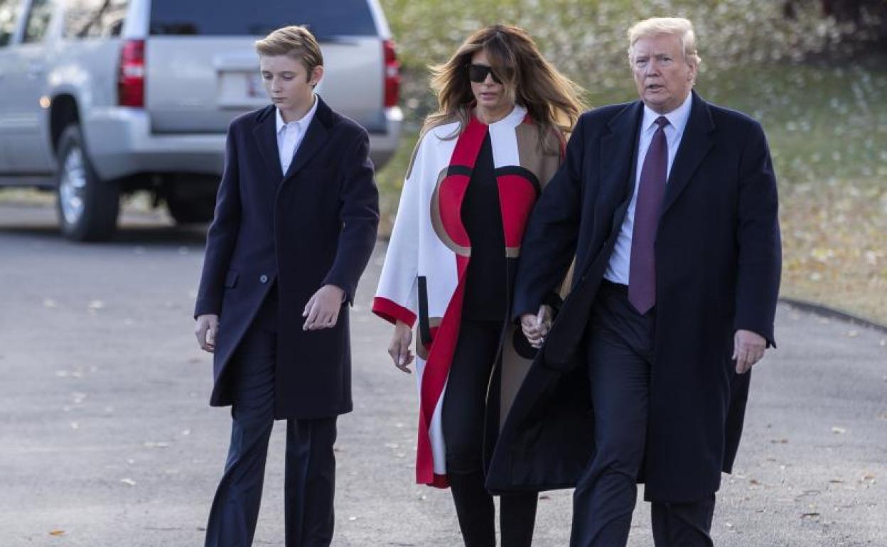 El presidente de los EE UU, Donald Trump, junto a la primera Dama Melania Trump (C) y su hijo Baron (L) 