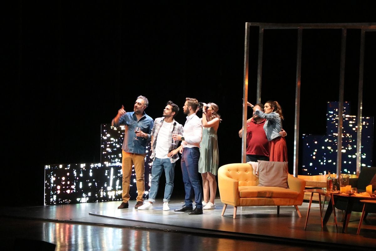 Los actores de 'Perfectos Desconocidos' se subieron a las tablas del Auditorio Ciudad de León.