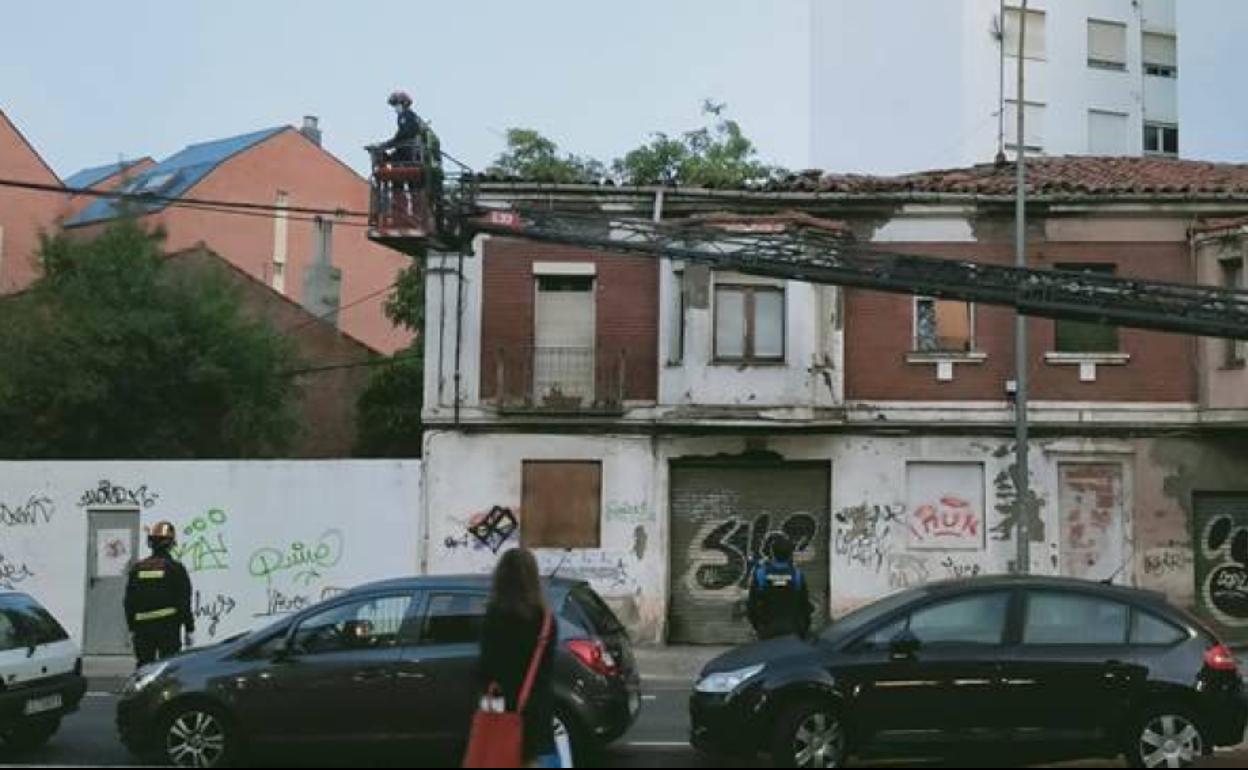 Intervención de los Bomberos de León en el edificio. 