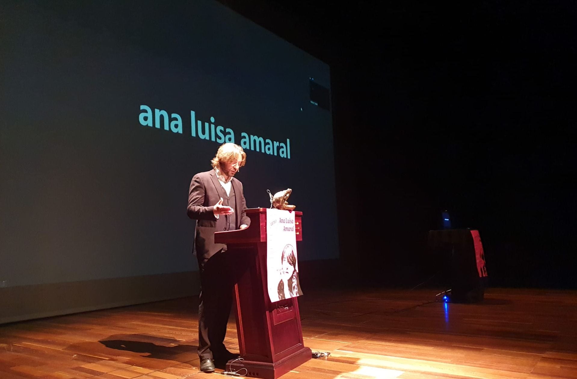 La poetisa portuguesa Ana Luisa Amaral, que no ha podio acudir al acto por las restricciones del covid, ha recibido el galardón