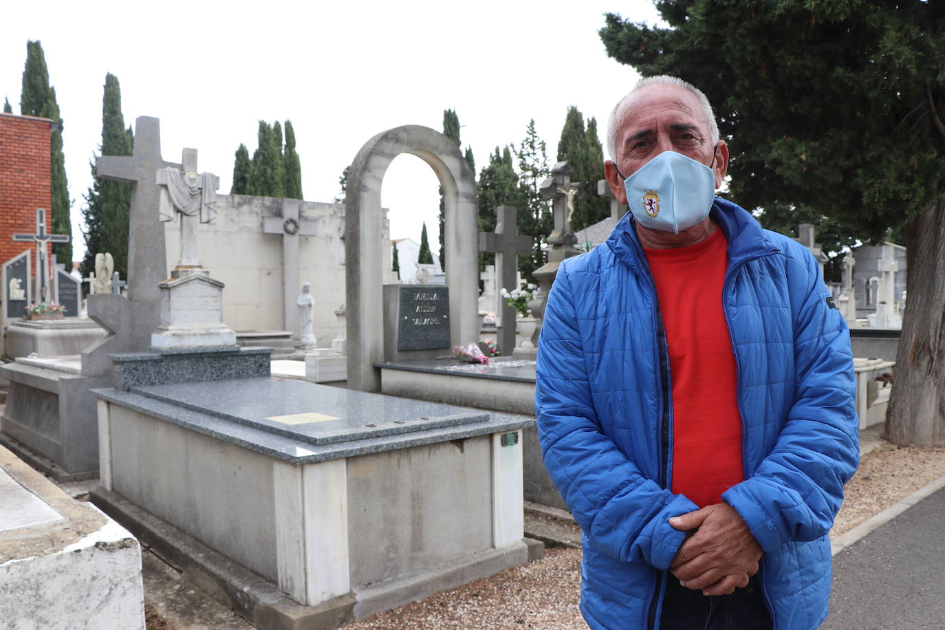 Aurelio, en el Cementerio de León. 