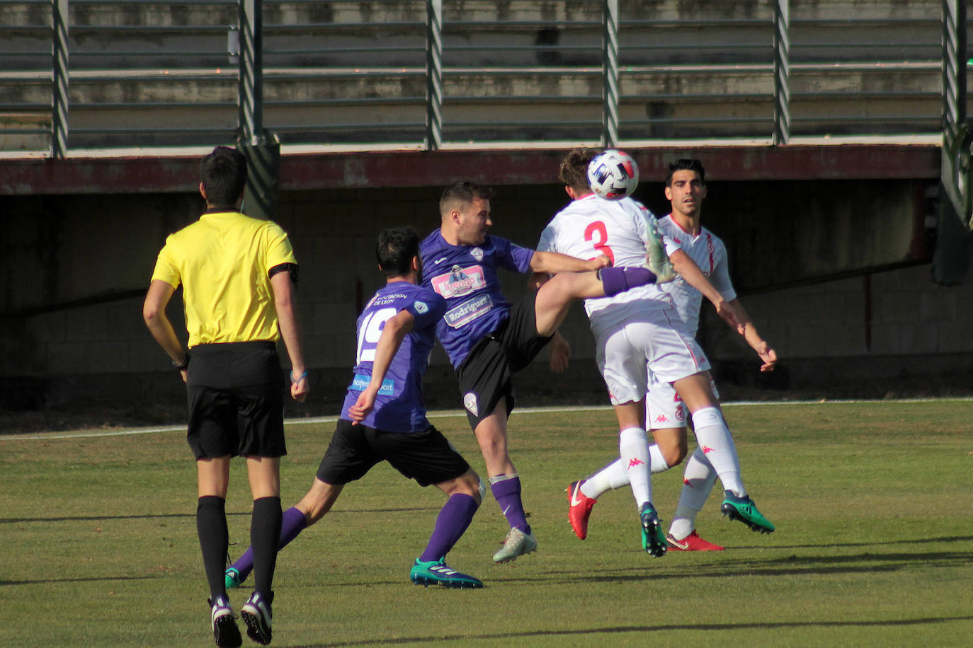 Fotos: Júpiter y La Bañeza estrenan la temporada con empate