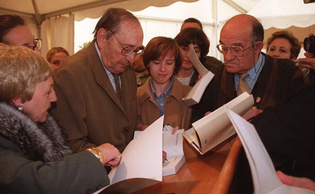 Miguel Delibes firma ejemplares de sus libros durante el homenaje que recibió en la Feria del Libro de Valladolid en el año 2000.