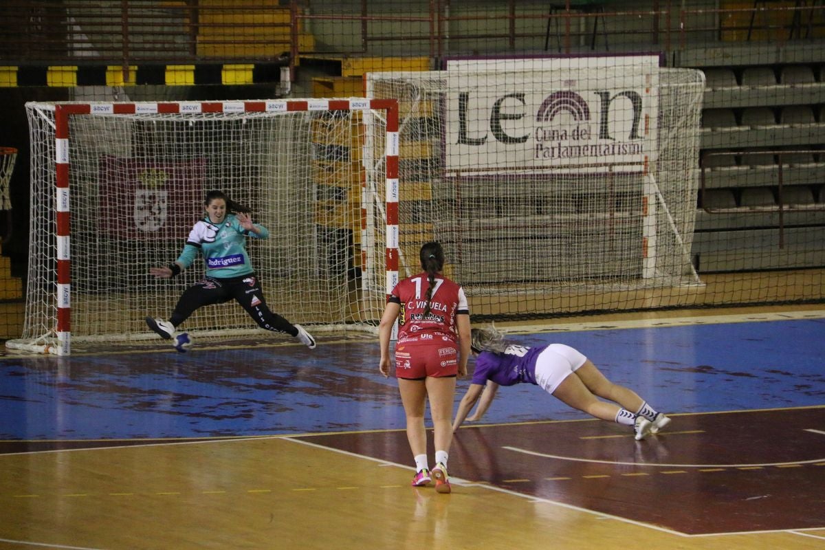 Fotos: El Rodríguez Cleba estrena la temporada ante el Handvall