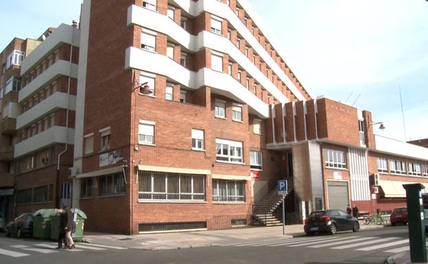 Los jóvenes de la residencia San Isidoro multados por «beber y bailar sin mascarilla y sin distancia» esperan la sanción de la ULE