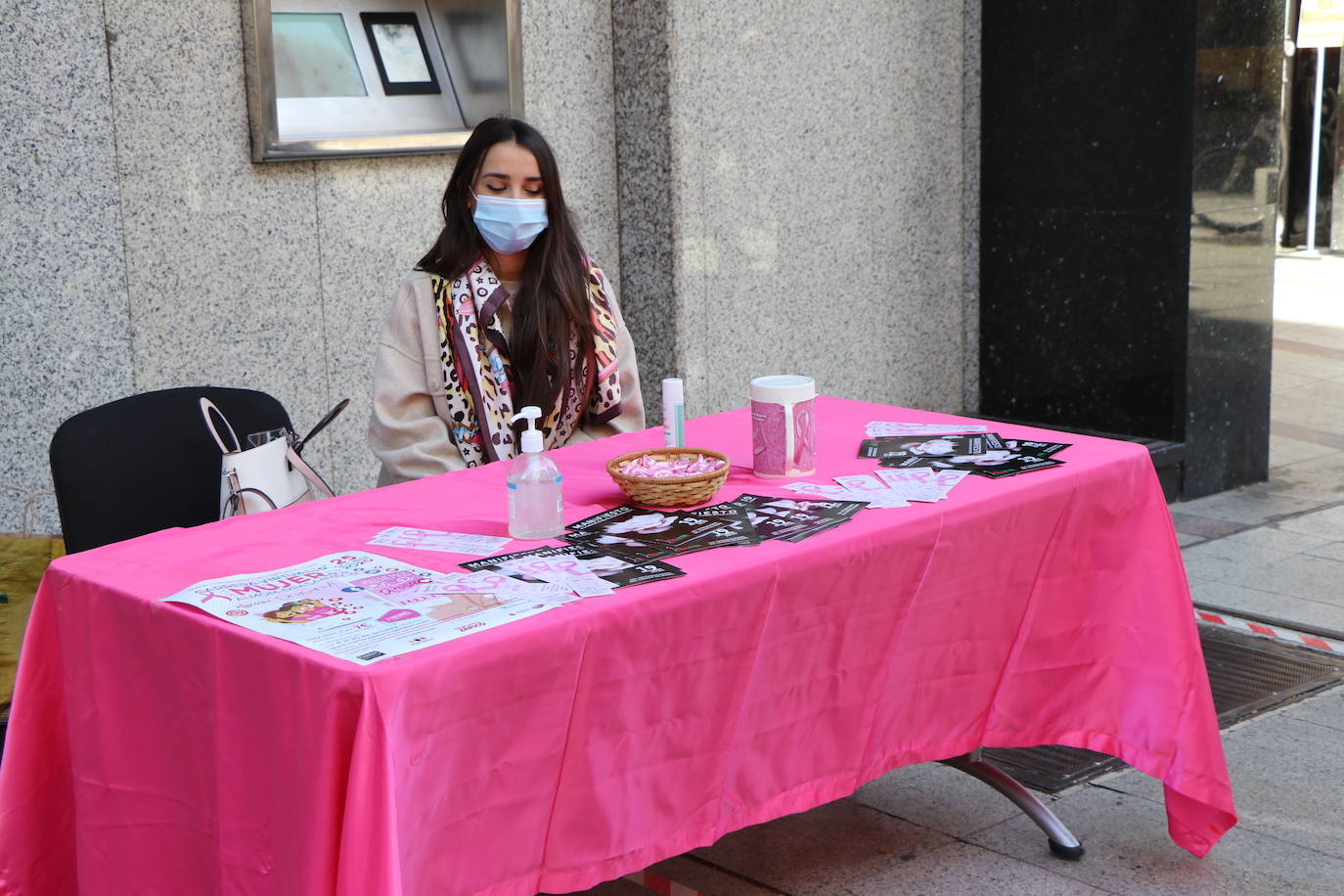 Las calles de León acogen diferentes mesas petitorias en las que se solicita un donativo contra el cáncer de mama.