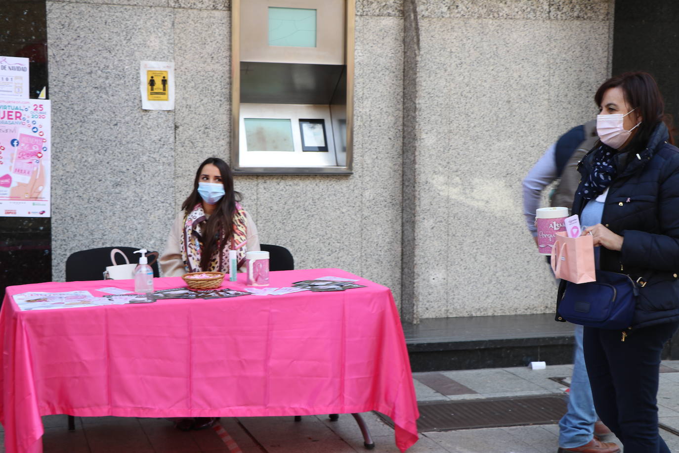 Las calles de León acogen diferentes mesas petitorias en las que se solicita un donativo contra el cáncer de mama.