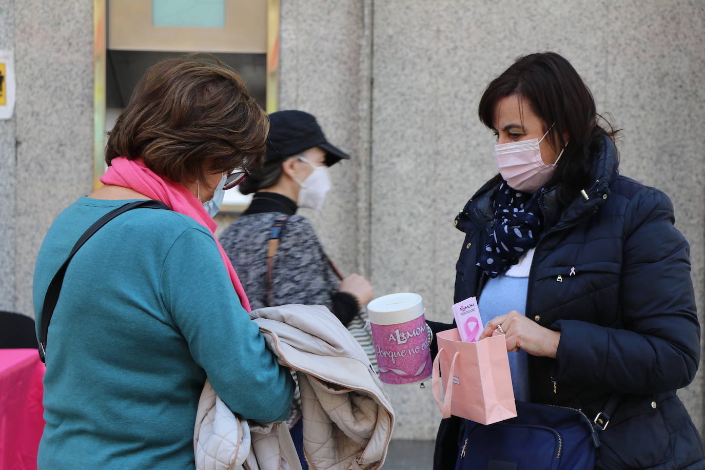 Las calles de León acogen diferentes mesas petitorias en las que se solicita un donativo contra el cáncer de mama.