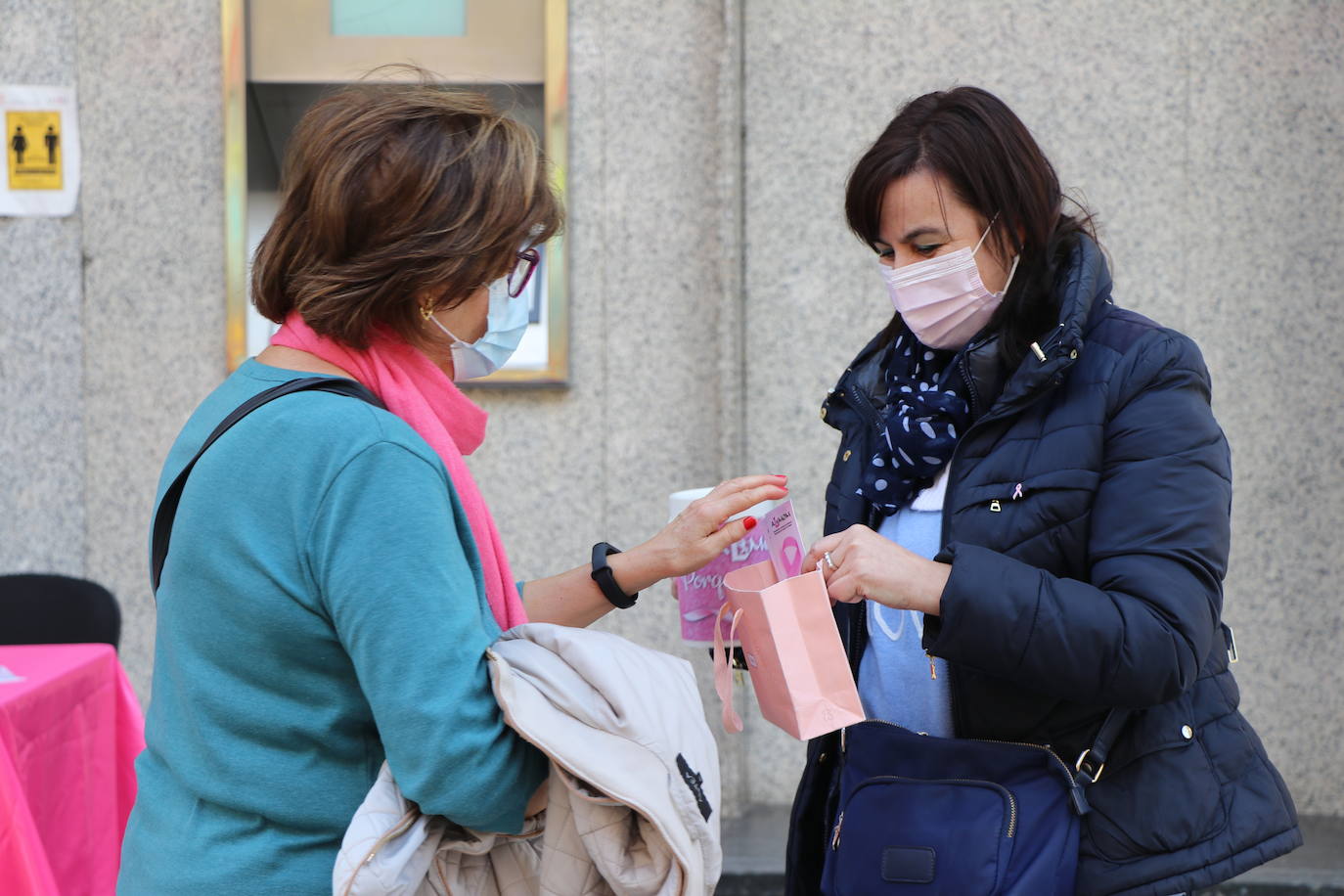 Las calles de León acogen diferentes mesas petitorias en las que se solicita un donativo contra el cáncer de mama.