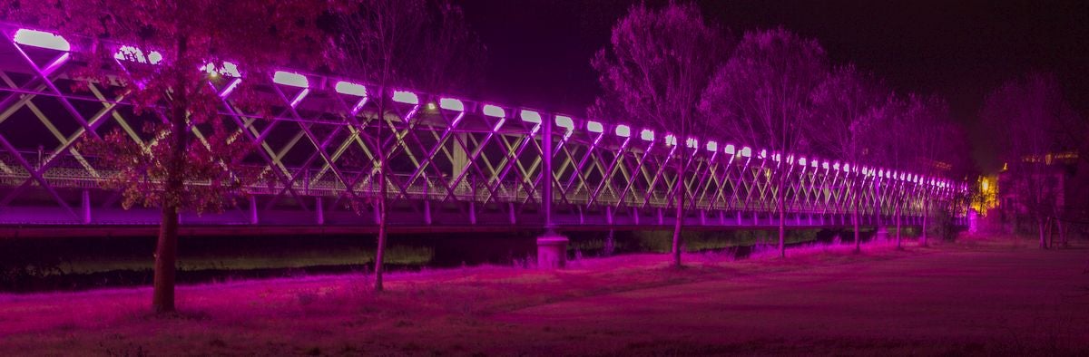 El puente de hierro de Carrizo se ilumina de rosa para enviar un mensaje de apoyo a las personas con cáncer de mama. Una iniciativa que aprovechan desde el consistorio leonés para apoyar y solicitar un incremento en la investigación del diagnóstico y el tratamiento de la enfermedad