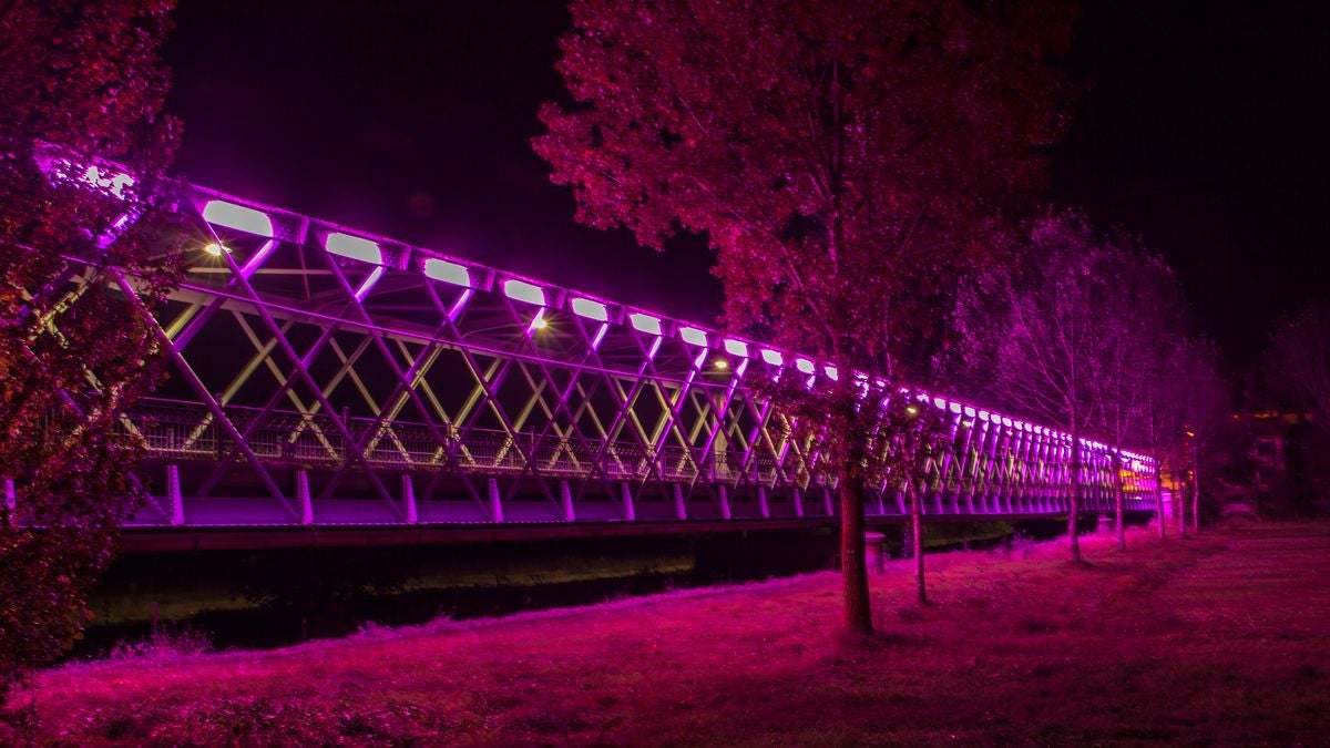 El puente de hierro de Carrizo se ilumina de rosa para enviar un mensaje de apoyo a las personas con cáncer de mama. Una iniciativa que aprovechan desde el consistorio leonés para apoyar y solicitar un incremento en la investigación del diagnóstico y el tratamiento de la enfermedad