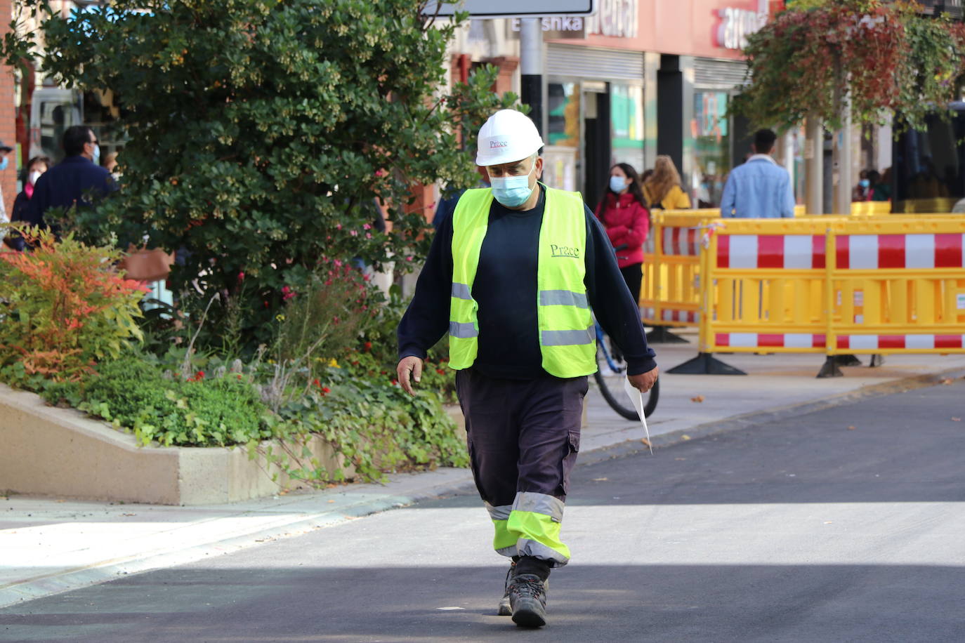 Los operarios se despliegan por toda la calle para desarrollar el proyecto de peatonalización.