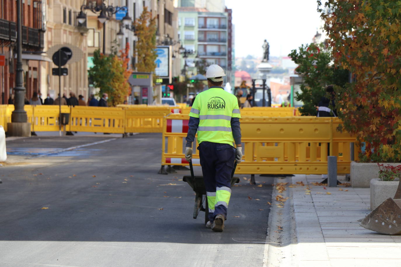 Los operarios se despliegan por toda la calle para desarrollar el proyecto de peatonalización.