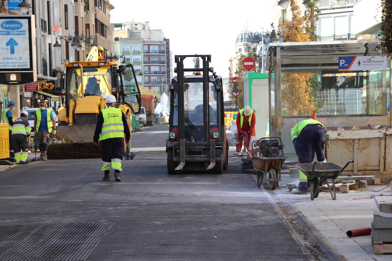 Los operarios se despliegan por toda la calle para desarrollar el proyecto de peatonalización.