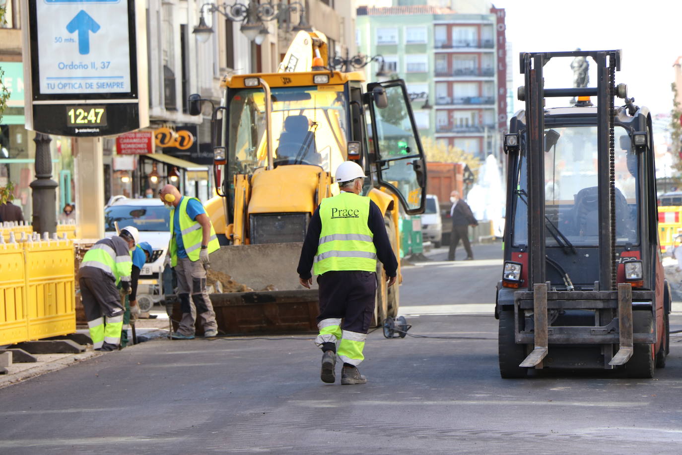 Los operarios se despliegan por toda la calle para desarrollar el proyecto de peatonalización.