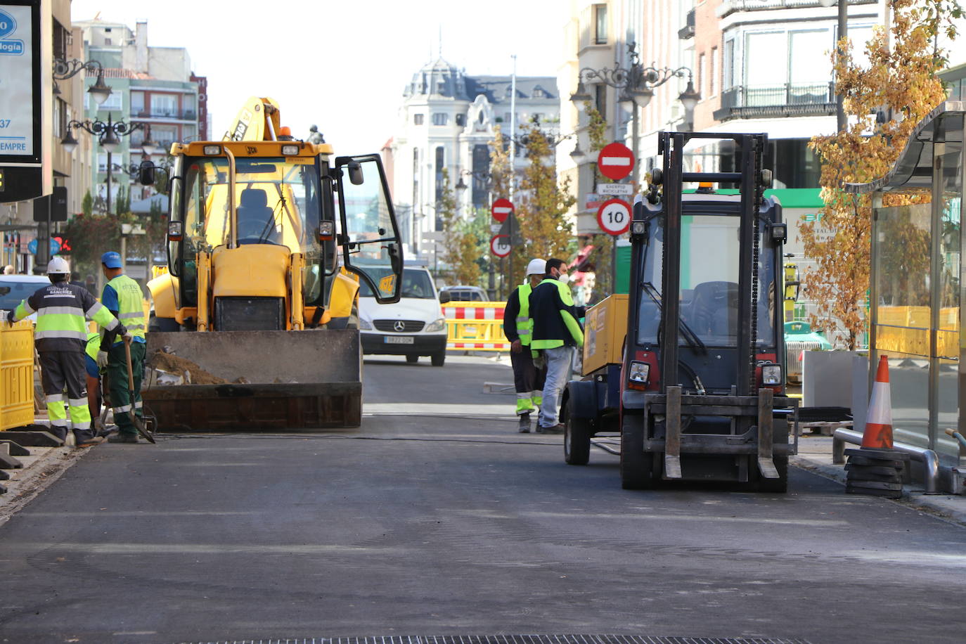 Los operarios se despliegan por toda la calle para desarrollar el proyecto de peatonalización.