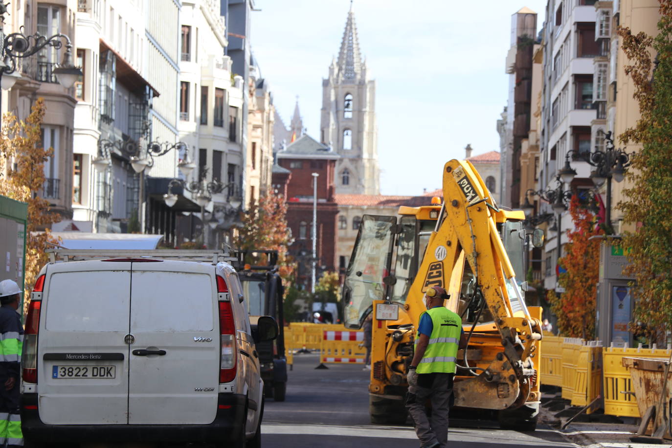 Los operarios se despliegan por toda la calle para desarrollar el proyecto de peatonalización.