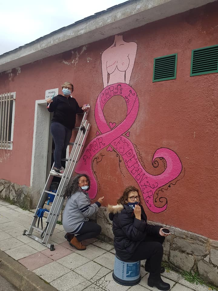 Fotos: Ciñera pinta un mural para concienciar contra el cáncer de mama