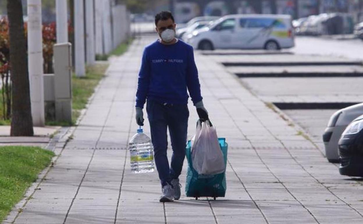 Un ciudadano pasea por las calles de Ponferrada.