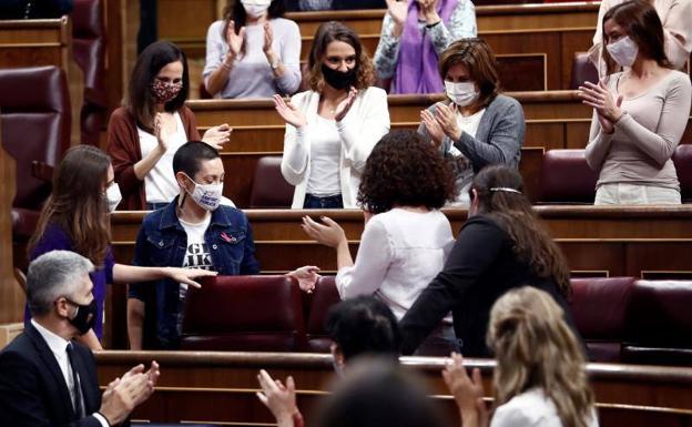 Los diputados se ponen en pie para aplaudir a la diputada de los comunes Aina Vidal.