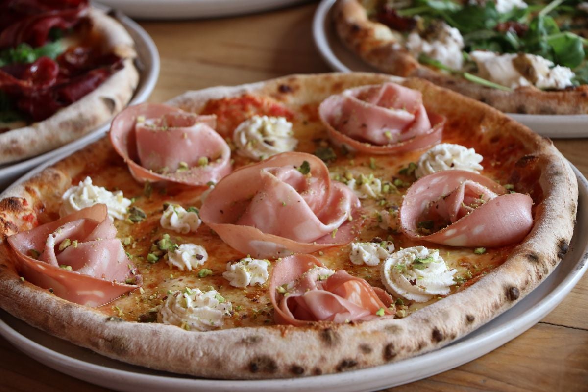 El restaurante Italia Mia ofrece la mejor comida italiana para disfrutar en el salón de tu casa.
