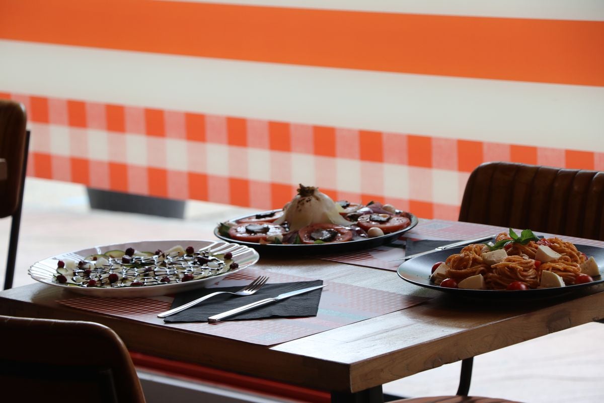 El restaurante Italia Mia ofrece la mejor comida italiana para disfrutar en el salón de tu casa.