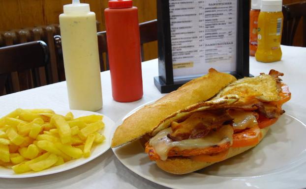 Galería. Aunque lo más conocido son sus hamburguesas, los bocadillos también son una buena opción.