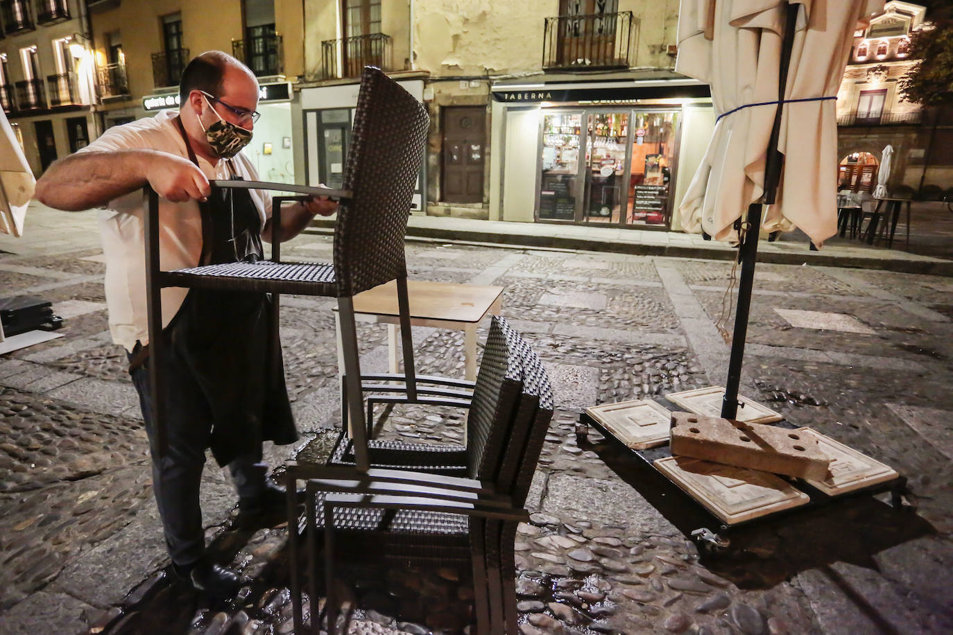 El fotógrafo leonés refleja los primeros instantes del toque de queda en León capital