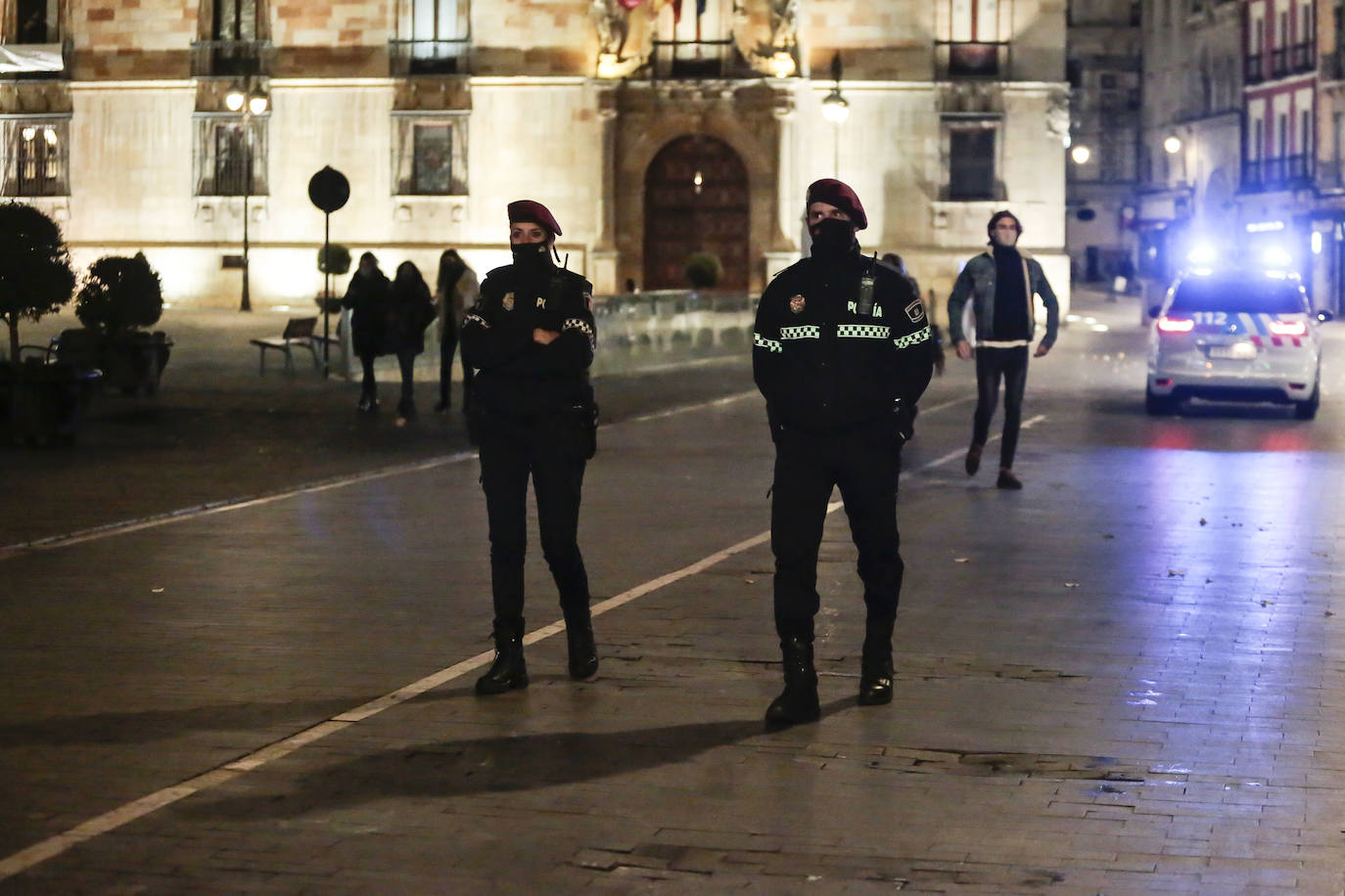El fotógrafo leonés refleja los primeros instantes del toque de queda en León capital