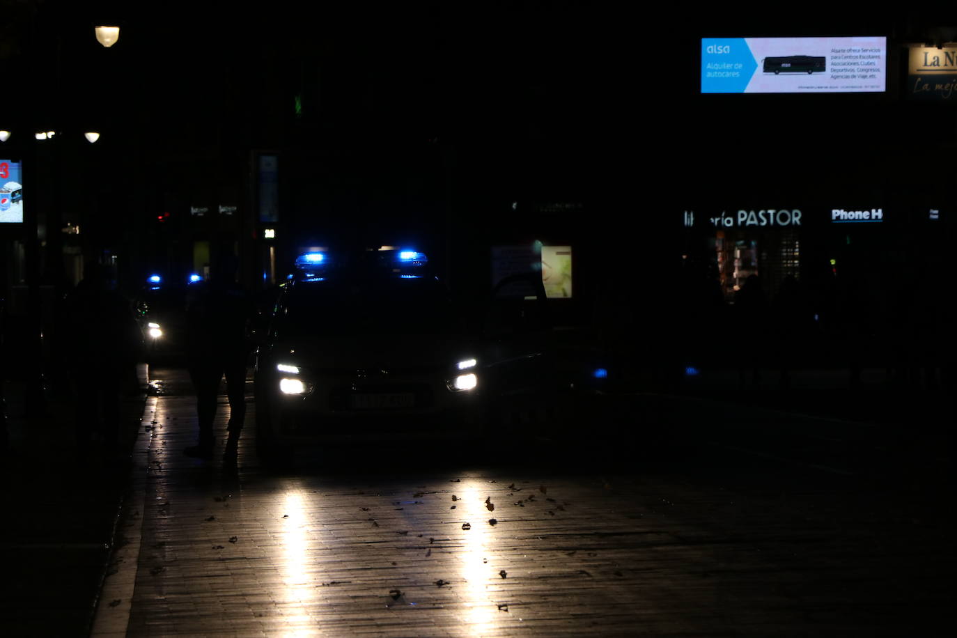 La población tiene prohibido salir de sus casas hasta las seis de la mañana