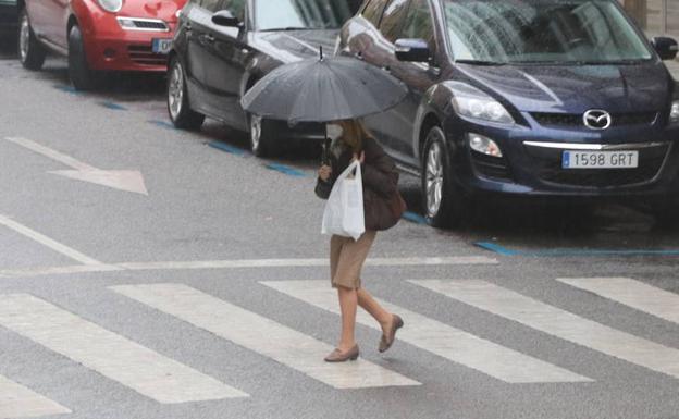 Una mujer cruza la calle en León. 