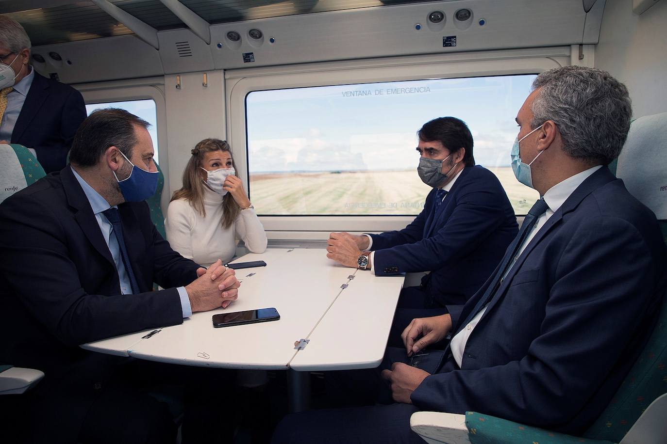 El ministro de Transportes, Movilidad y Agenda Urbana, José Luis Ábalos (2i), junto a la ministra de Trabajo y Economía Social, Yolanda Díaz, antes de comenzar el recorrido inaugural de tramo Zamora-Pedralba de la Pradería, perteneciente a la Línea de Alta Velociad (LAV) Madrid-Galicia. 