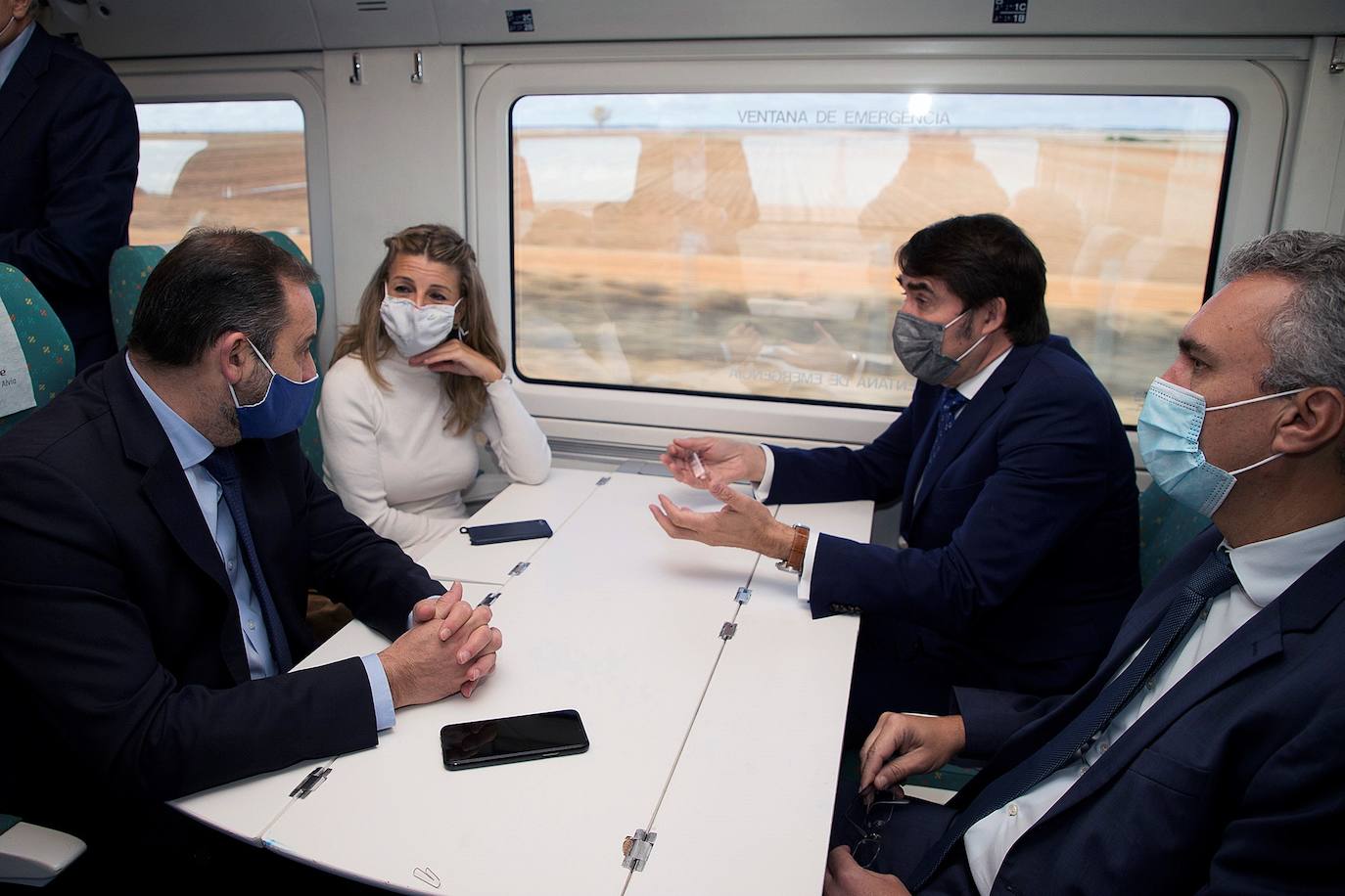 El ministro de Transportes, Movilidad y Agenda Urbana, José Luis Ábalos (2i), junto a la ministra de Trabajo y Economía Social, Yolanda Díaz, antes de comenzar el recorrido inaugural de tramo Zamora-Pedralba de la Pradería, perteneciente a la Línea de Alta Velociad (LAV) Madrid-Galicia. 