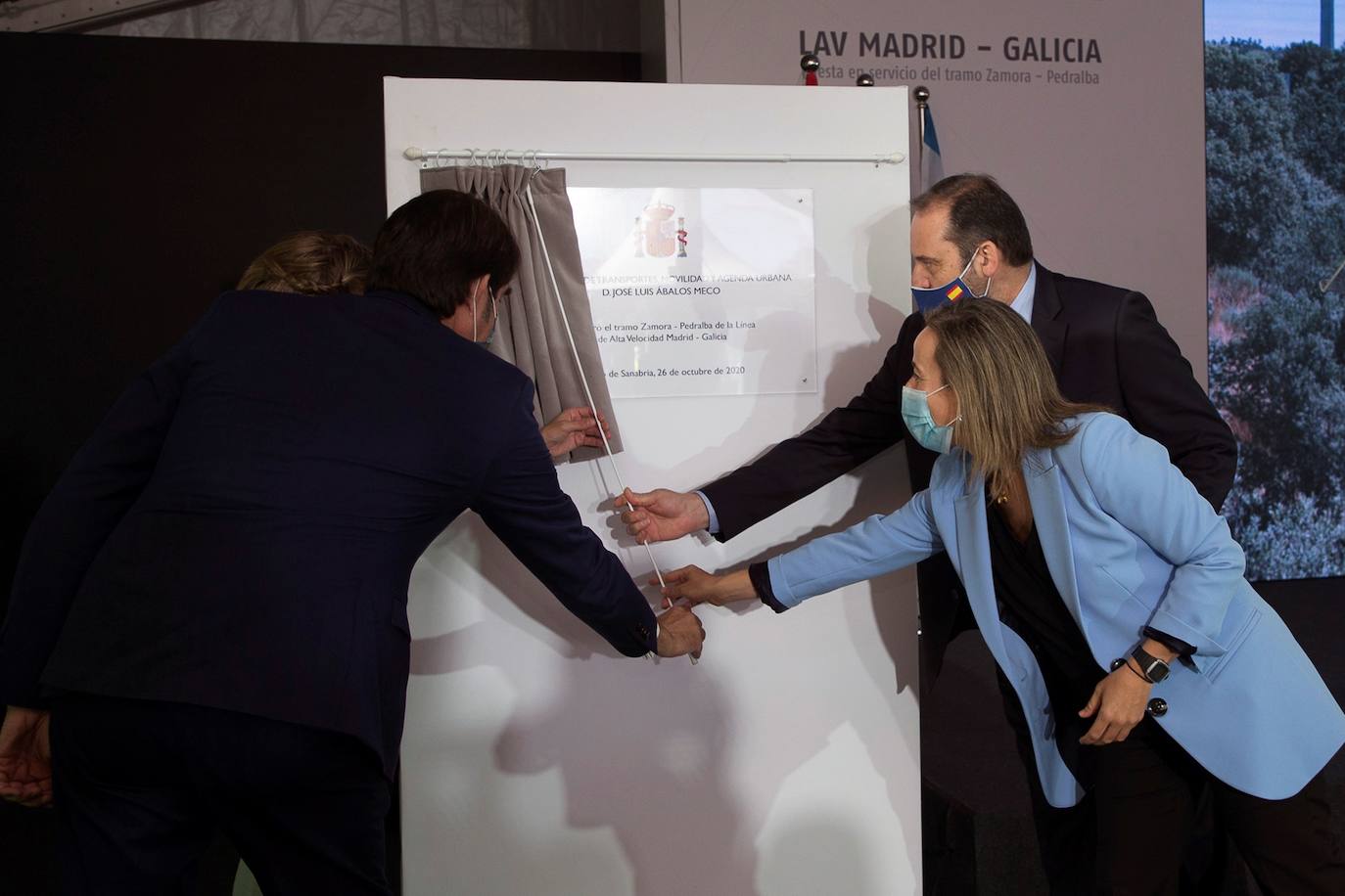 El ministro de Transportes, Movilidad y Agenda Urbana, José Luis Ábalos (2i), junto a la ministra de Trabajo y Economía Social, Yolanda Díaz, antes de comenzar el recorrido inaugural de tramo Zamora-Pedralba de la Pradería, perteneciente a la Línea de Alta Velociad (LAV) Madrid-Galicia. 