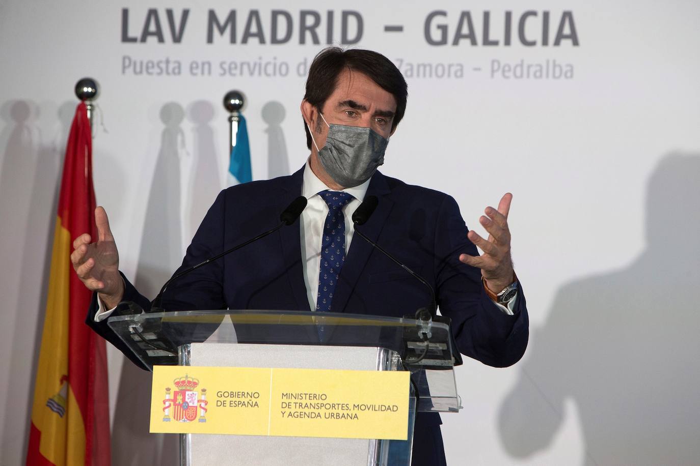 El ministro de Transportes, Movilidad y Agenda Urbana, José Luis Ábalos (2i), junto a la ministra de Trabajo y Economía Social, Yolanda Díaz, antes de comenzar el recorrido inaugural de tramo Zamora-Pedralba de la Pradería, perteneciente a la Línea de Alta Velociad (LAV) Madrid-Galicia. 