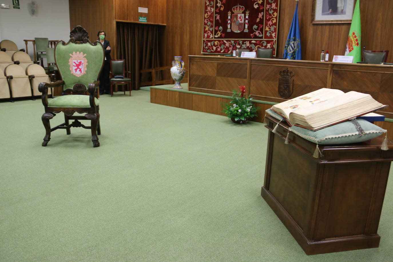 El rector de la Universidad de León, Juan Francisco García Marín, y el rector de la Universidad de Oviedo Santiago García Granda han escenificado este martes la unión que conllevará más acciones en territorio asturiano.