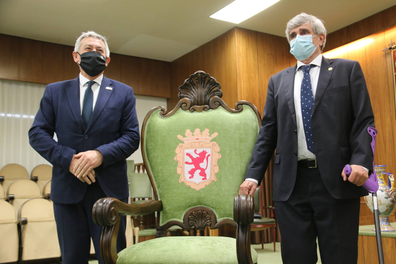 El rector de la Universidad de León, Juan Francisco García Marín, y el rector de la Universidad de Oviedo Santiago García Granda han escenificado este martes la unión que conllevará más acciones en territorio asturiano.