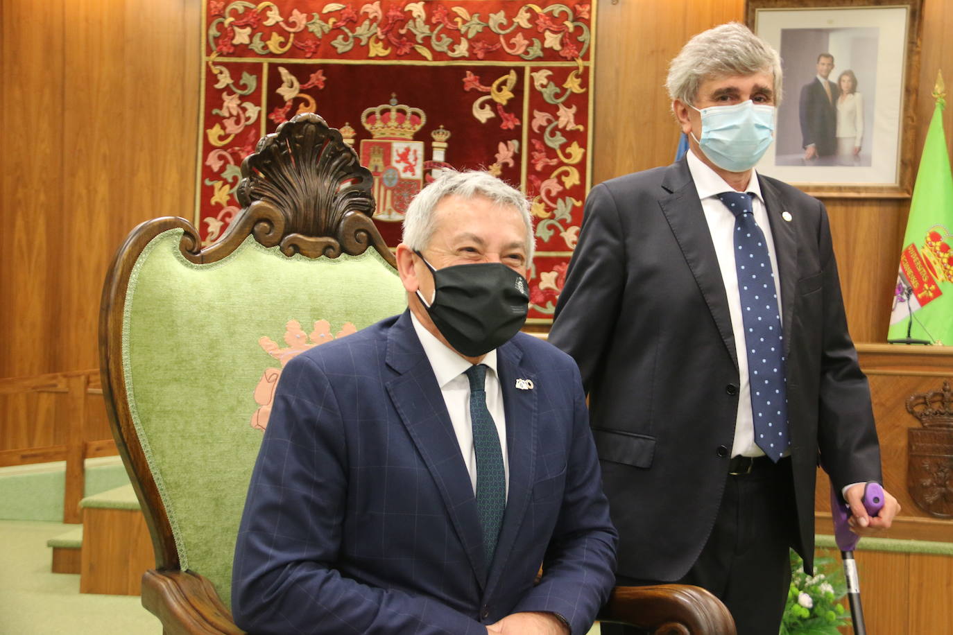 El rector de la Universidad de León, Juan Francisco García Marín, y el rector de la Universidad de Oviedo Santiago García Granda han escenificado este martes la unión que conllevará más acciones en territorio asturiano.