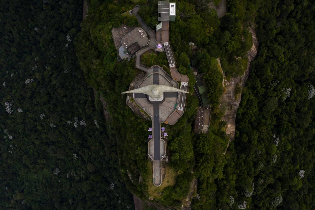 Imagen insólita del Cristo Redentor de Río de Janeiro durante la pandemia de SARs-COV-2.