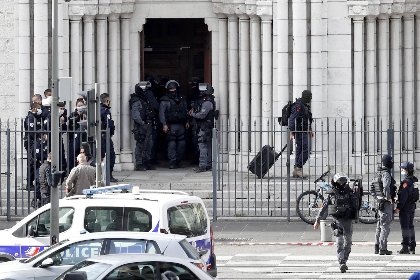 Tres personas murieron, al menos una de ellas degollada, este jueves en un ataque con cuchillo en una iglesia en pleno corazón de Niza, en el sureste de Francia, sacudida nuevamente tras la decapitación de un profesor a manos de un islamista hace dos semanas.