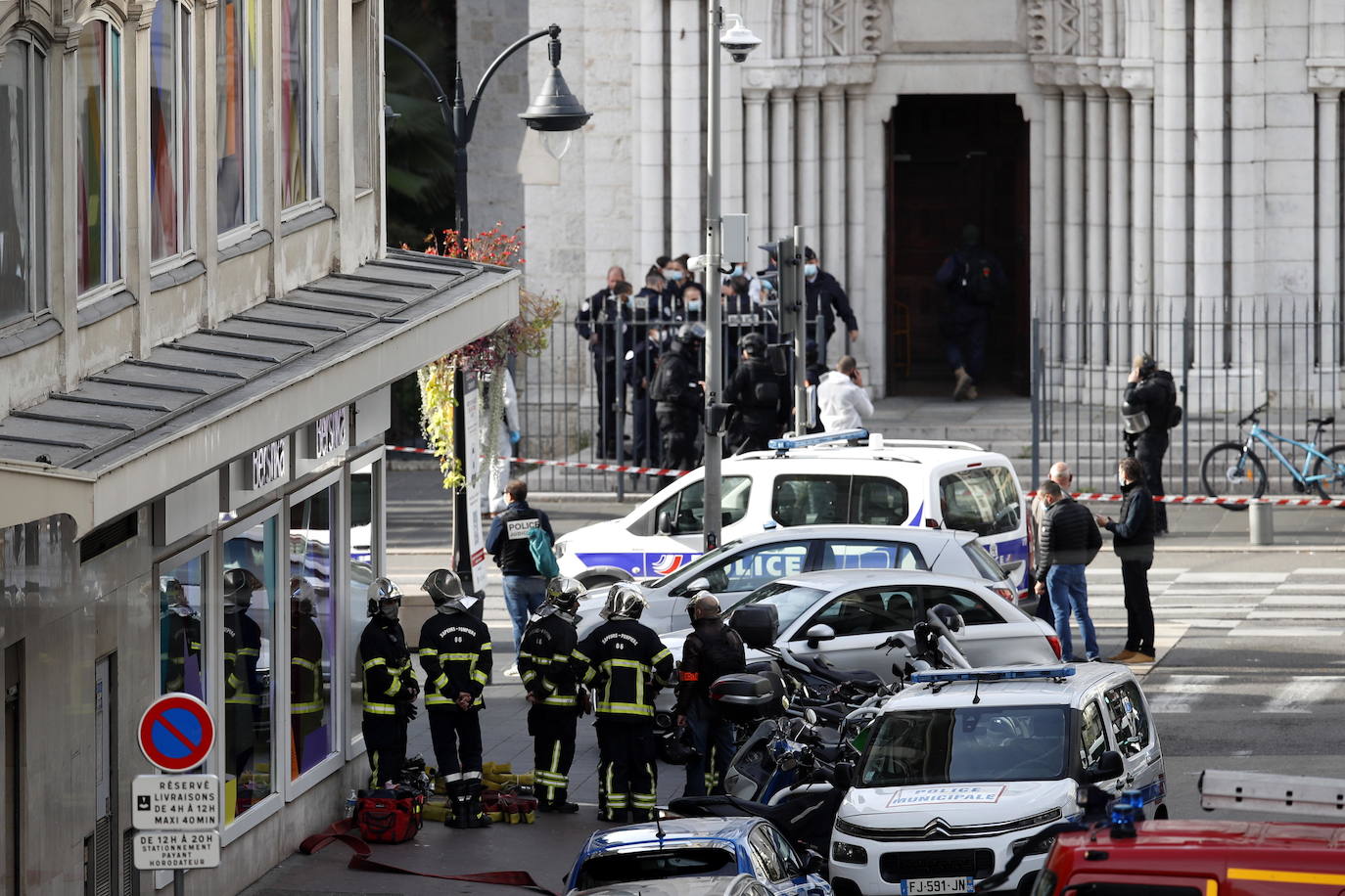 Tres personas murieron, al menos una de ellas degollada, este jueves en un ataque con cuchillo en una iglesia en pleno corazón de Niza, en el sureste de Francia, sacudida nuevamente tras la decapitación de un profesor a manos de un islamista hace dos semanas.