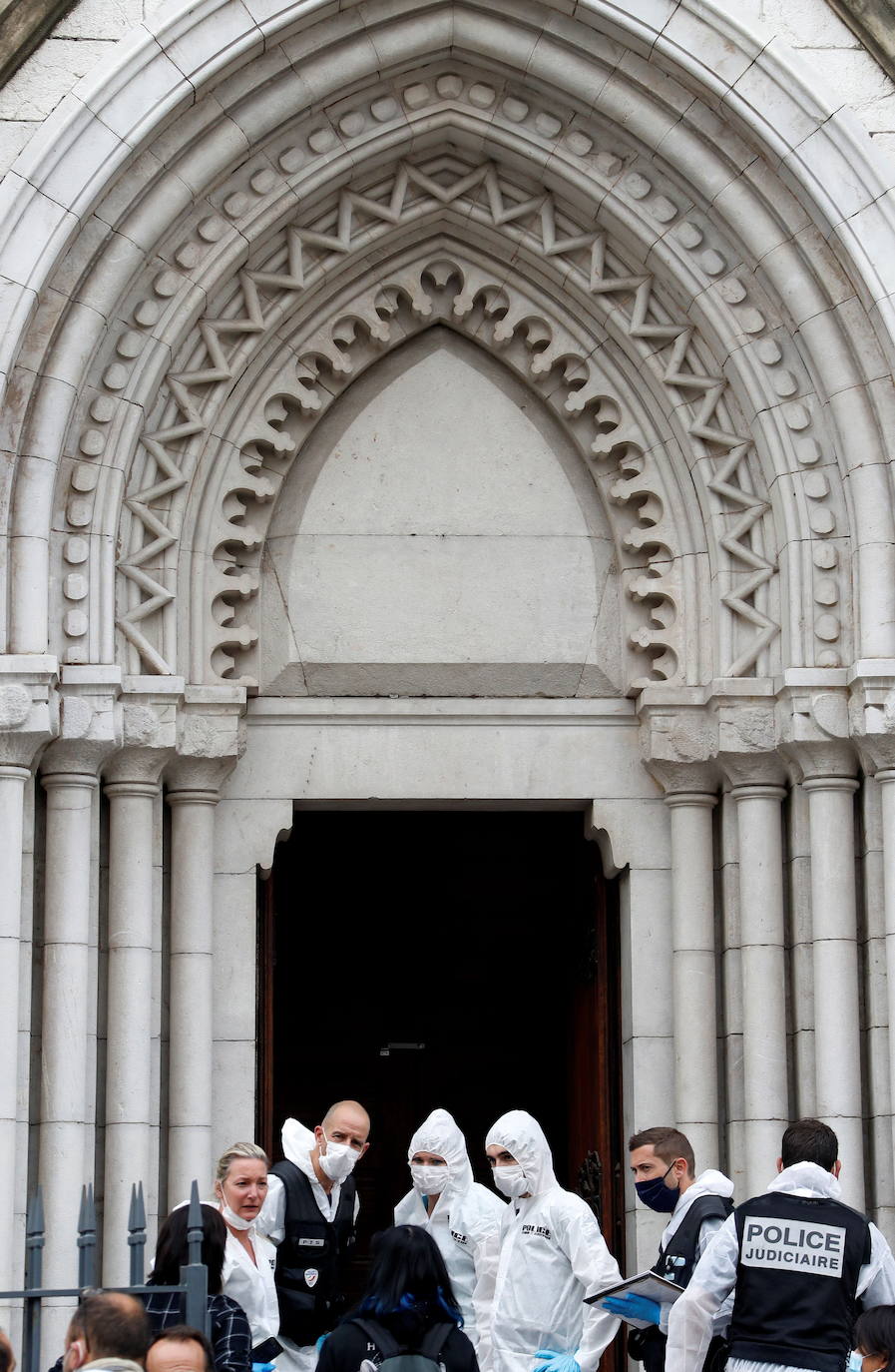 Tres personas murieron, al menos una de ellas degollada, este jueves en un ataque con cuchillo en una iglesia en pleno corazón de Niza, en el sureste de Francia, sacudida nuevamente tras la decapitación de un profesor a manos de un islamista hace dos semanas.