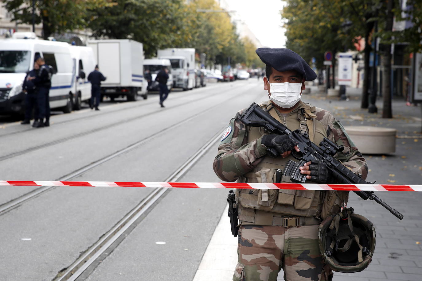 Tres personas murieron, al menos una de ellas degollada, este jueves en un ataque con cuchillo en una iglesia en pleno corazón de Niza, en el sureste de Francia, sacudida nuevamente tras la decapitación de un profesor a manos de un islamista hace dos semanas.